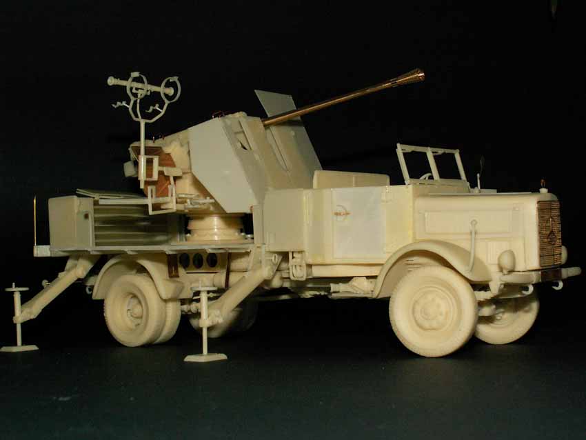 Mercedes 4.500 mit aufgebauter 5 cm Flak 41 und Entfernungsm...