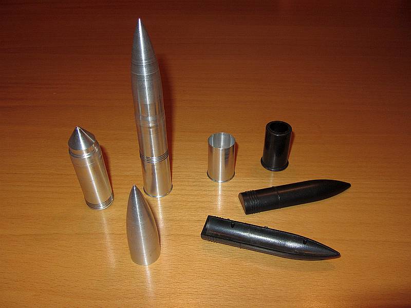 80 cm “Dora” Munitions-Set, 2 Kartuschen + 2 verschiedene Gr...