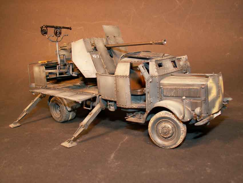 Mercedes 4.500 gepanzert mit aufgebauter 5 cm Flak 41 und En...